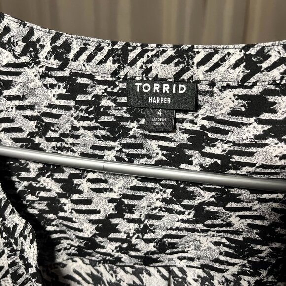 TORRID HARPER 3/4 SLEEVE SIZE 4 - Picture 3 of 3